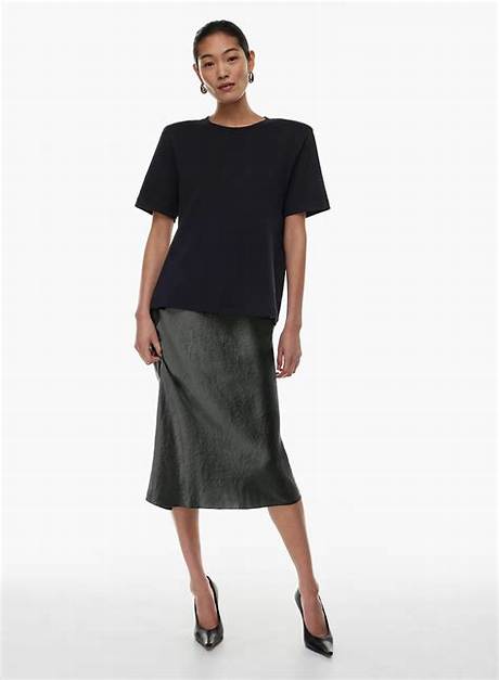 Why the Aritzia Babaton Advent Skirt Is Taking over Office Dress Codes Everywhere